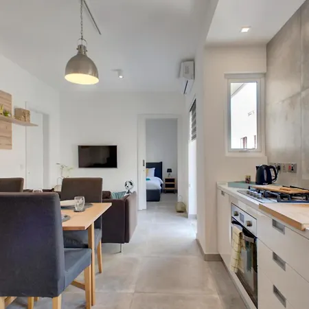 Modern Near Sea Apartment *