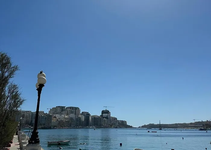 Διαμέρισμα Modern Near Sea